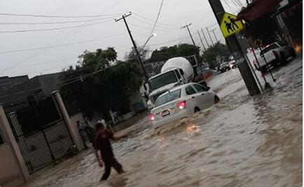 Rescatan a familias tras inundaciones en vialidades del sur de Monterrey