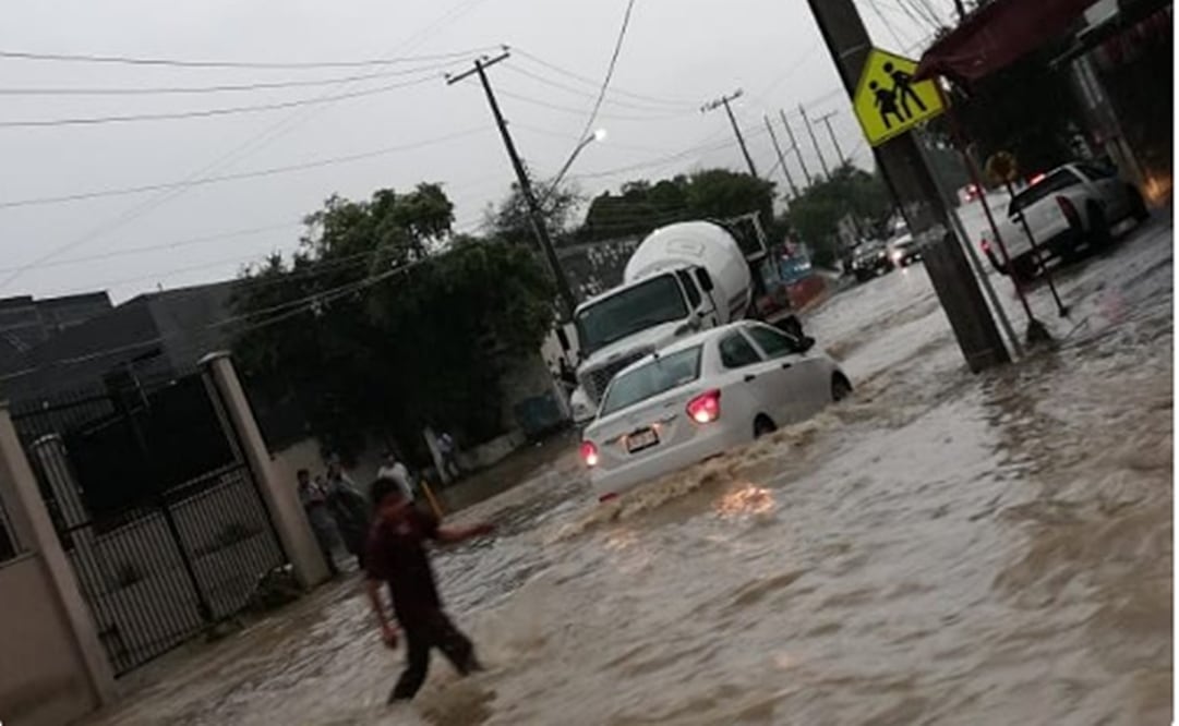 Protección Civil de Nuevo León informó que lluvias registradas durante las últimas horas provocaron inundaciones y autos varados al sur del área metropolitana. Foto: @PC_NuevoLeon