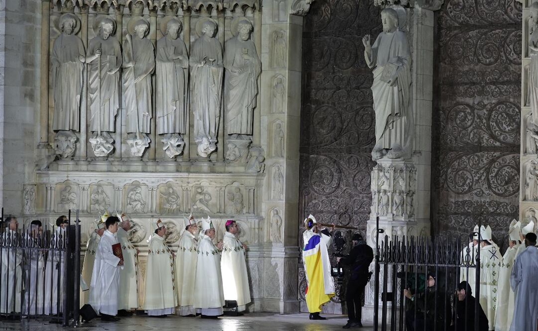 El arzobispo de París, Laurent Ulrich, inaugura la Catedral de Notre Dame de París. Foto: EFE/EPA/CHRISTOPHE PETIT TESSON / POOL.