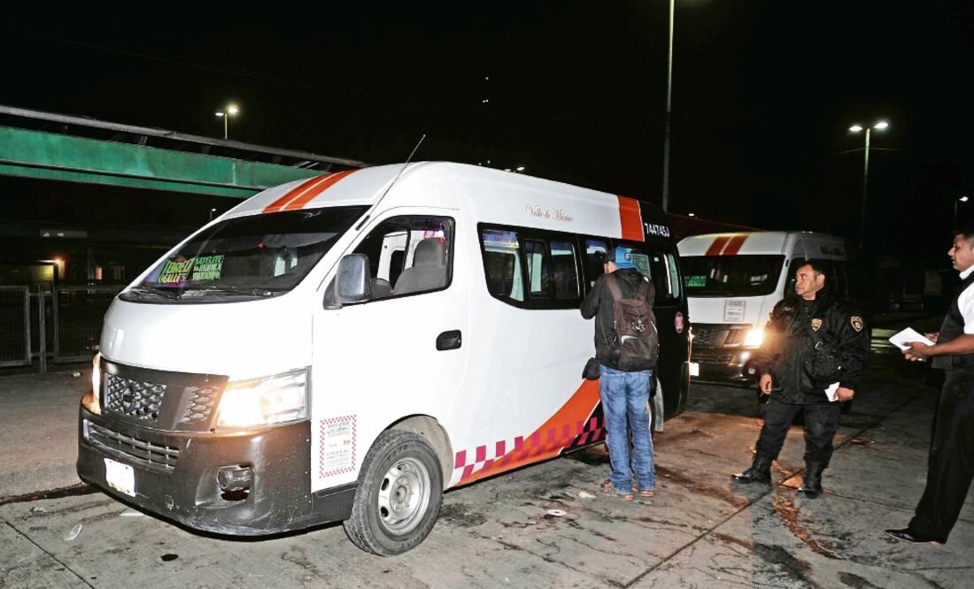 Uno de los presuntos ladrones quedó tendido en el piso de la camioneta, mientras que el otro fue trasladado al hospital de la Cruz Roja. (FOTO: LUIS CARBAYO. CUARTOSCURO)