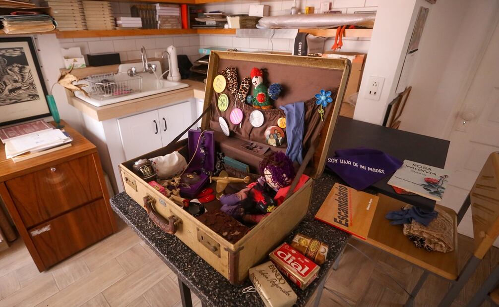 Por tan sólo 10 pesitos, la artista venderá las historias que la han acompañado a lo largo de su vida. Foto: Luis Camacho|El Universal