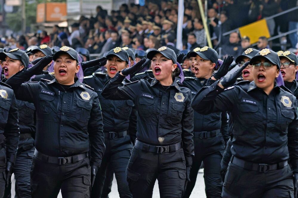 De grupo en grupo, los elementos de la SSC caminó por la avenida Juárez recibiendo el aplauso de los asistentes que, en su mayoría, eran familiares y amigos. Foto: Especial