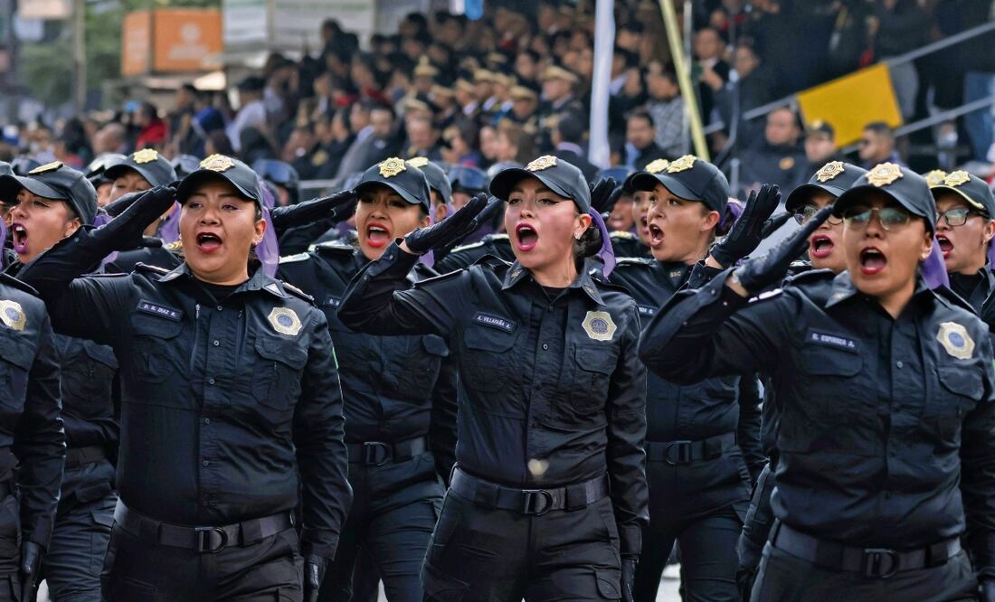 De grupo en grupo, los elementos de la SSC caminó por la avenida Juárez recibiendo el aplauso de los asistentes que, en su mayoría, eran familiares y amigos. Foto: Especial