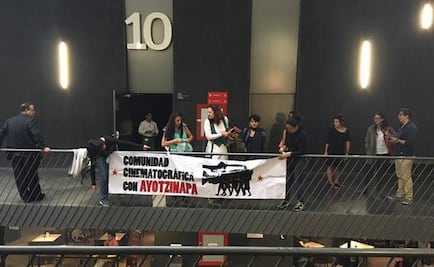 Protestan en Cineteca por proyección de filme sobre Ayotzinapa