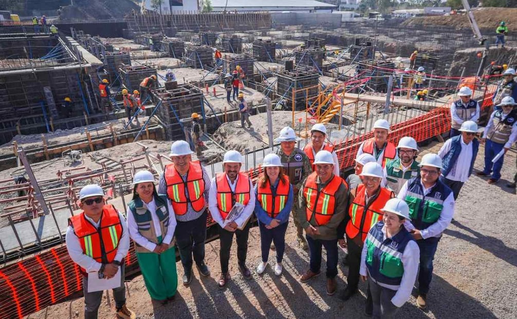 Gobernadora de Morelos y director del IMSS supervisan avance del Hospital de Yecapixtla; obra beneficiará a más de 116 mil personas.
Foto: Especial.