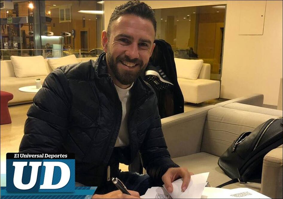Miguel Layún firma con Rayados. Foto: Especial