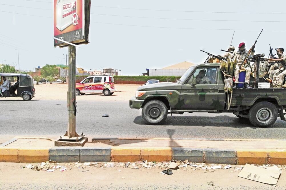Fuerzas de seguridad sudanesas vigilaron la carretera que conecta Omdurman con Jartum en el primer día de campaña de desobediencia civil. Foto/ AFP