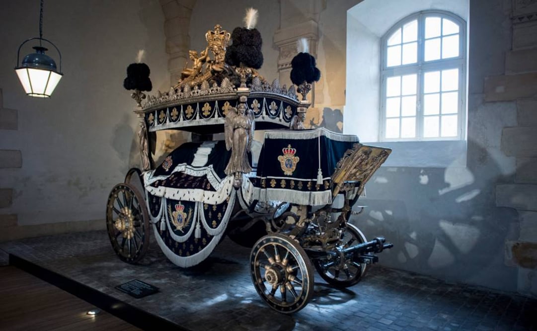 Dentro de los doce coches de gala se exhibe la carroza funeraria de Luis XVIII. (FOTO: EFE)
