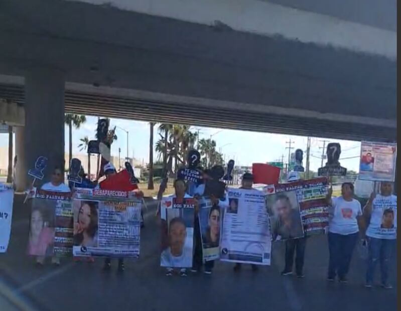 Las madres de familia se apostaron bajo el puente vehicular a la salida a Monterrey, donde colocaron las fotografías de sus familiares desaparecidos y firmaron un muro en señal de duelo. (Foto: especial)