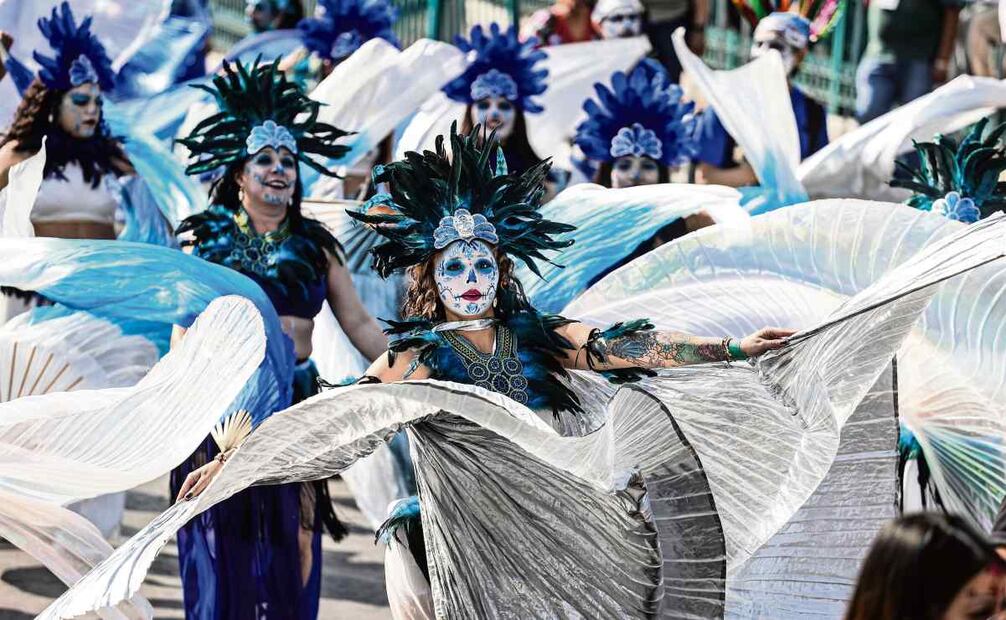 Por el Centro Histórico desfilaron catrinas, charros, pachucos, guerreros prehispánicos, quinceañeras, jaguares y serpientes emplumadas. Foto: Gabriel Pano / EL UNIVERSAL