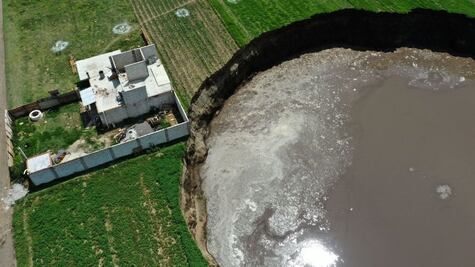 El socavón de Puebla ahora amenaza con “tragarse” una casa