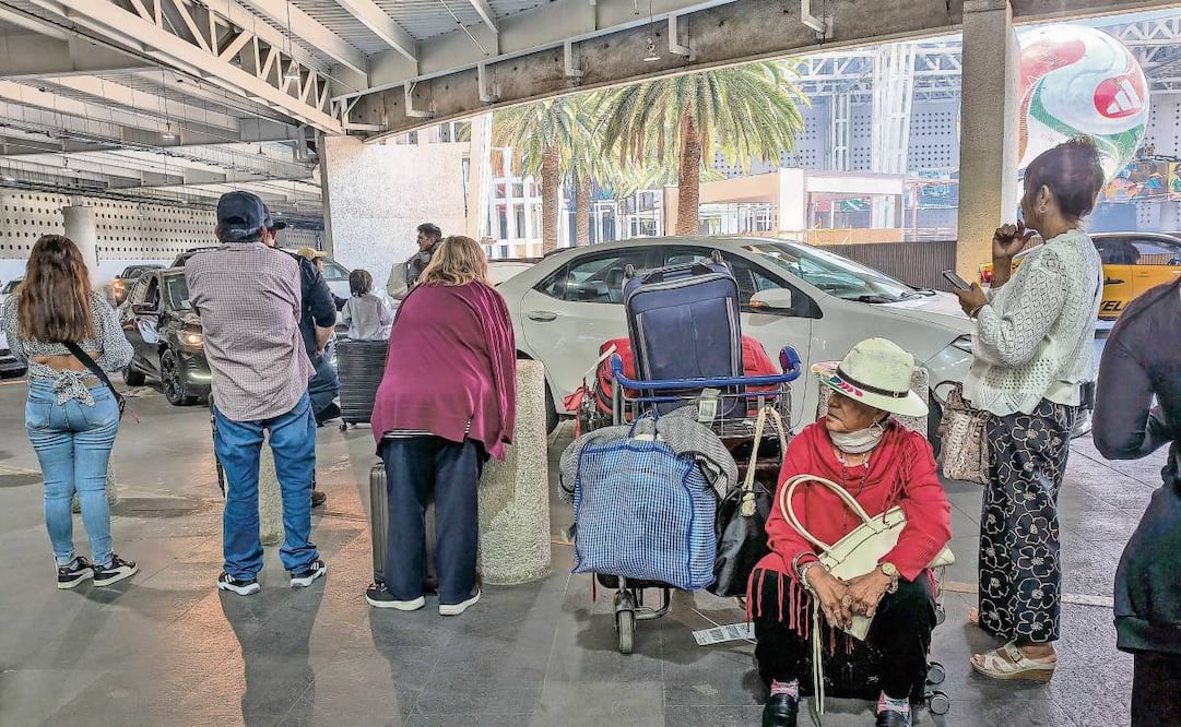 Viajeros criticaron la falta de libertad de elección para el servicio de taxis en la terminal aérea capitalina. Foto: Luis Camacho / EL UNIVERSAL