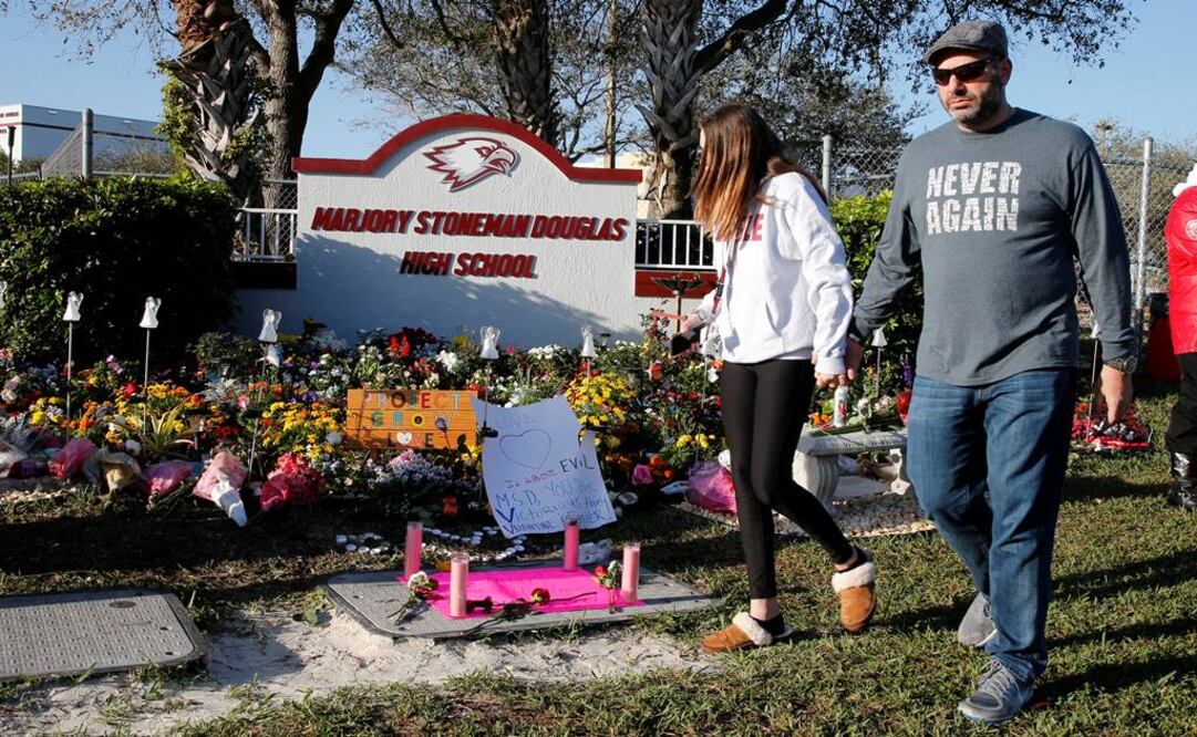 Dos personas pasan frente a un memorial en honor a las víctimas de la masacre (Fotos: Reuters)