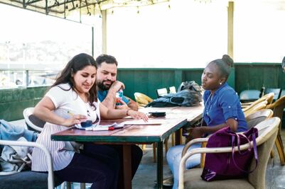 En La Casa del Túnel migrantes aprenden español y derriban la barrera del idioma