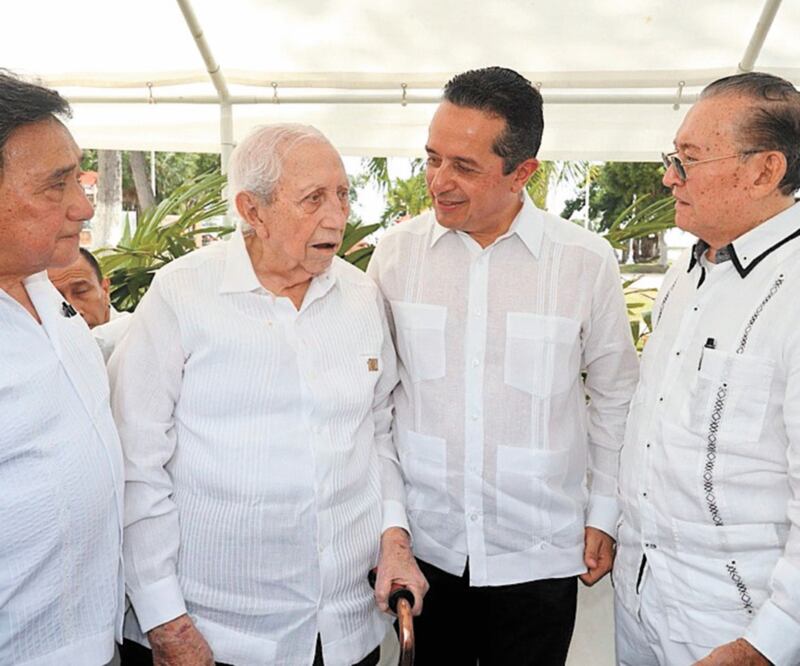 Autoridades locales estuvieron presentes en la ceremonia cívica por el aniversario de la Constitución Política de Quintana Roo.