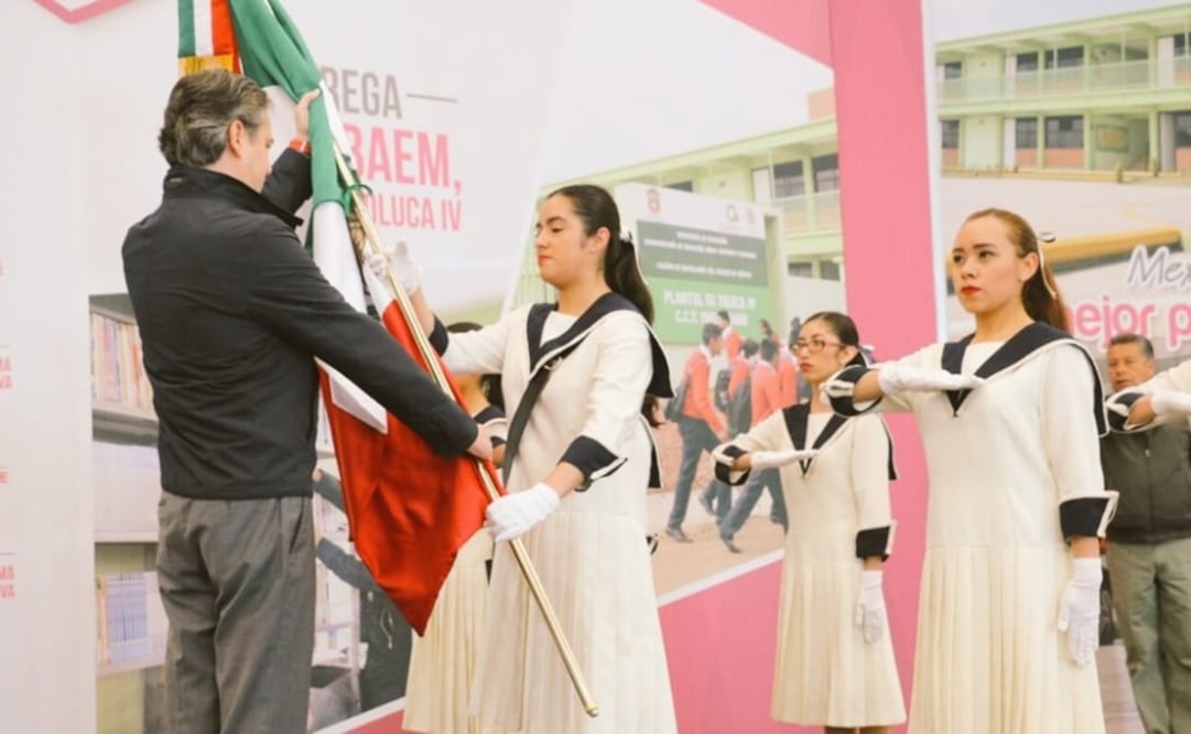 El funcionario abanderó a una escolta de jóvenes preparatorianas en el Centro de Convenciones y Exposiciones de Toluca. /Tomada de @aurelionuno