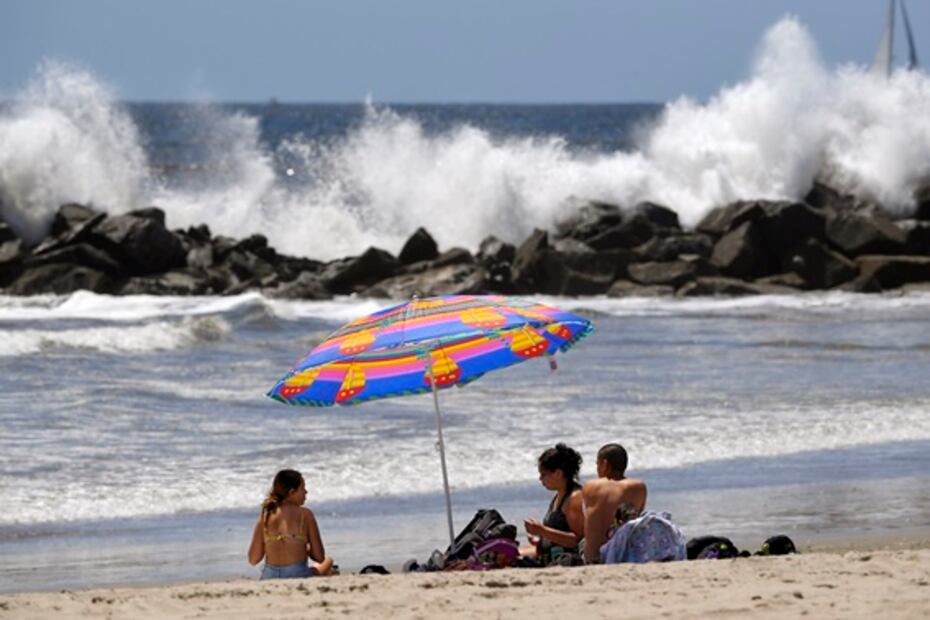 Los Ángeles reabre sus playas a deportistas tras confinamiento por Covid-19