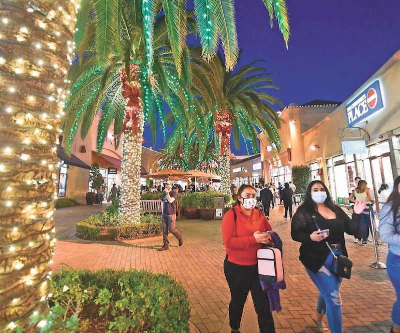 Estadounidenses en un centro comercial en Los Ángeles, California. El gobernador Gavin Newsom anunció que las aglomeraciones y las actividades no esenciales estarán prohibidas en todo el estado. Foto: FREDERIC J. BROWN. AFP
