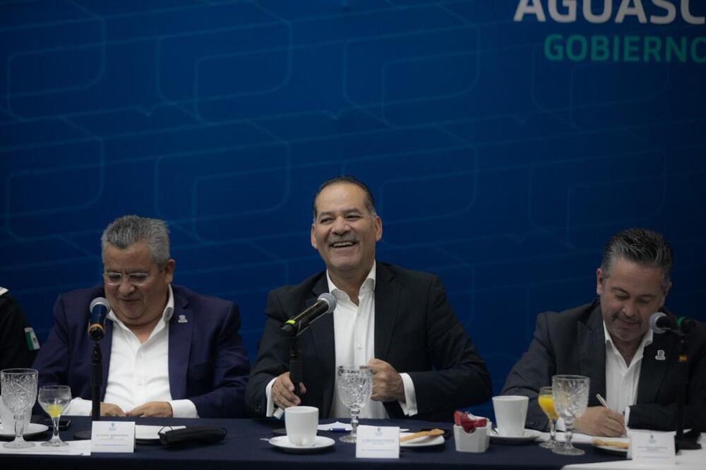 Martín Orozco, gobernador de Aguascalientes, celebra reunión de gabinete