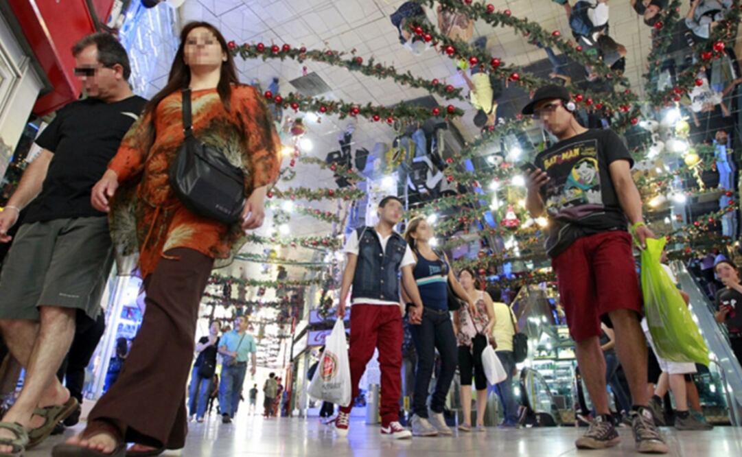 La compras navideñas, recurriendo a veces a las tarjetas, con los centros comerciales llenos, son factores que potencian la ansiedad de esta época. (FOTO: EMOL)