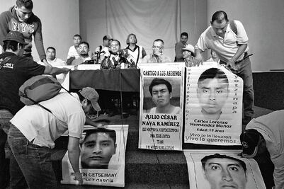 Aceptan padres de 43 el retiro de los especialistas