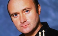 Phil Collins reaparece públicamente en muletas tras hablar de su deterioro físico