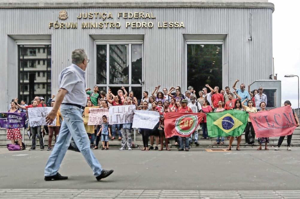 Simpatizantes del ex presidente de Brasil, Luiz Inácio Lula da Silva, protestaron ayer frente al edificio de Justicia Federal en Sao Paulo, Brasil. Foto: RAHEL PATRASSO. XINHUATribunal Regional Federal rechaza el recurso de apelación; Corte Suprema debe d