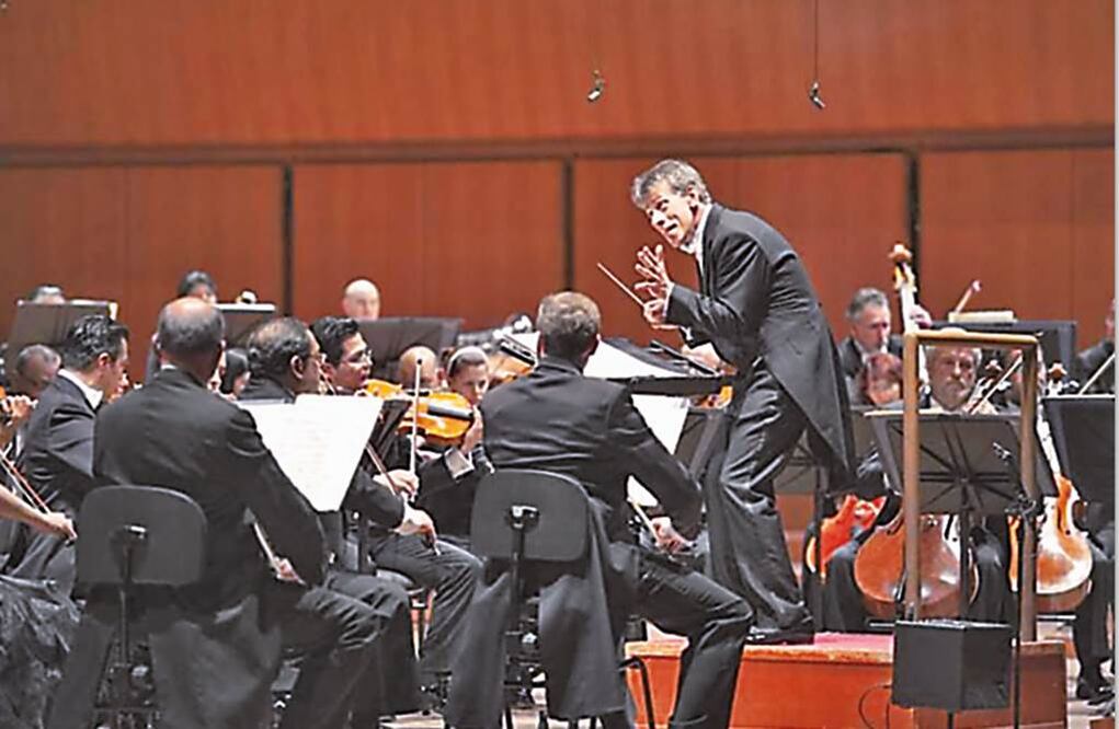 La presencia de la OFUNAM, dirigida por Jan Latham-Koenig, contempla un programa que incluye repertorios de Carlos Chávez y Arturo Márquez, entre otros. Foto: ARCHIVO EL UNIVERSAL