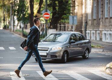 Qué vehículos tienen prioridad de paso, según el Reglamento de Tránsito