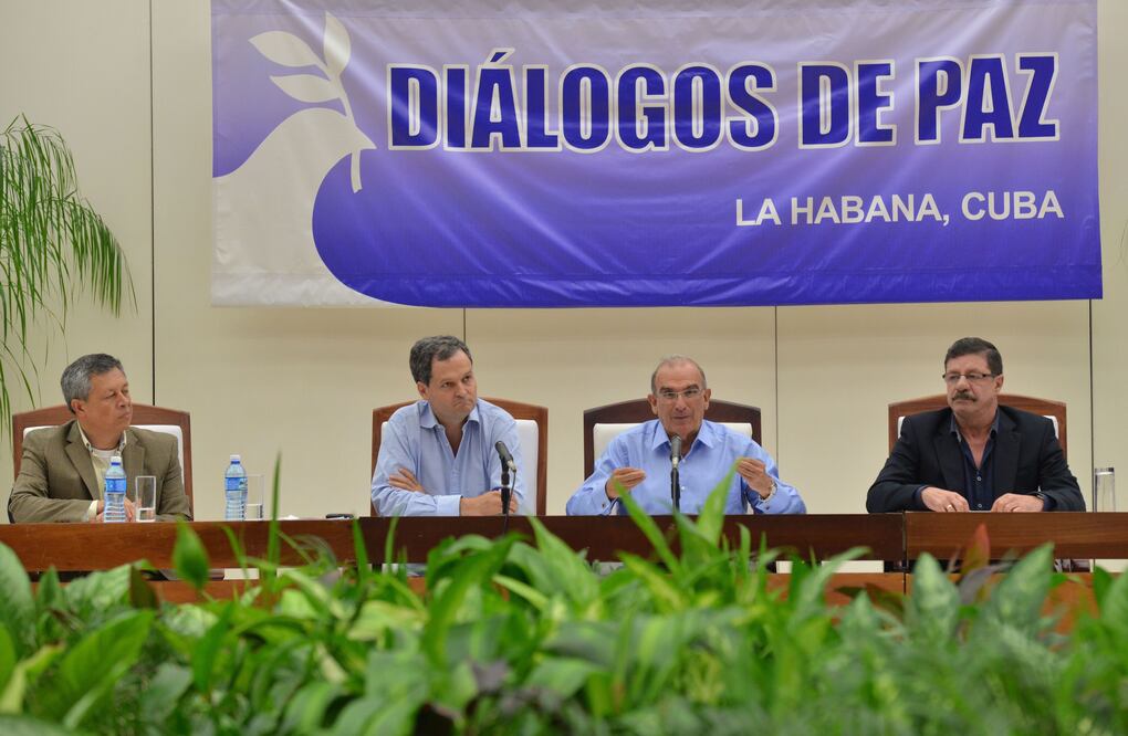 El jefe de la delegación del gobierno colombiano en los diálogos de paz con las FARC, Humberto de La Calle, junto con otros negociadores (Foto: Xinhua)