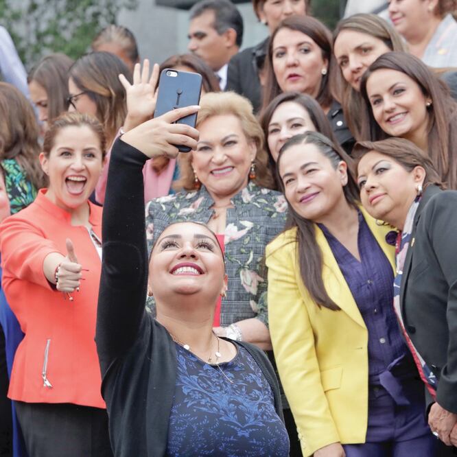 Son 241 diputadas las que integran el grupo parlamentario. Ayer, en la foto afuera del Palacio Legislativo de San Lázaro. Foto: IVÁN STEPHENS. EL UNIVERSAL