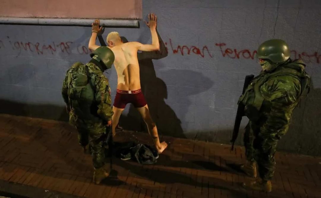 Fotografía de archivo de militares de Ecuador durante un operativo de control de armas por un toque de queda. Foto: EFE