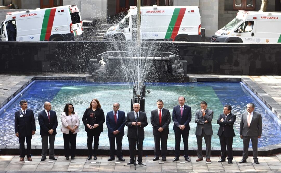 Foto: Especial / José Narro Robles da el banderazo de salida simbólico a 10 ambulancias