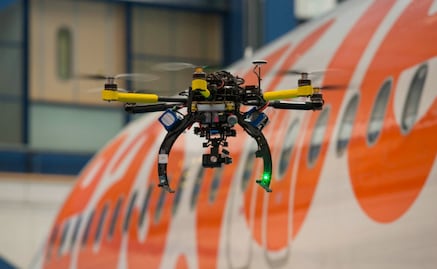 Drones que  velan por la seguridad de los aviones