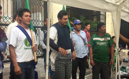 Tzeltales visten a inspector con prendas de mujer en Chiapas