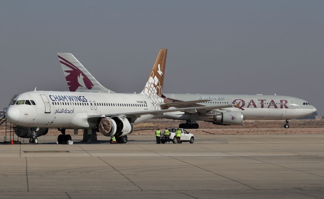 Un avión de Qatar Airways, al fondo, en el primer vuelo comercial internacional desde la caída del expresidente sirio, Bashar Assad, aterriza en el Aeropuerto Internacional de Damasco, proveniente de Qatar, en Damasco, Siria, el martes 7 de enero de 2025. Foto: AP