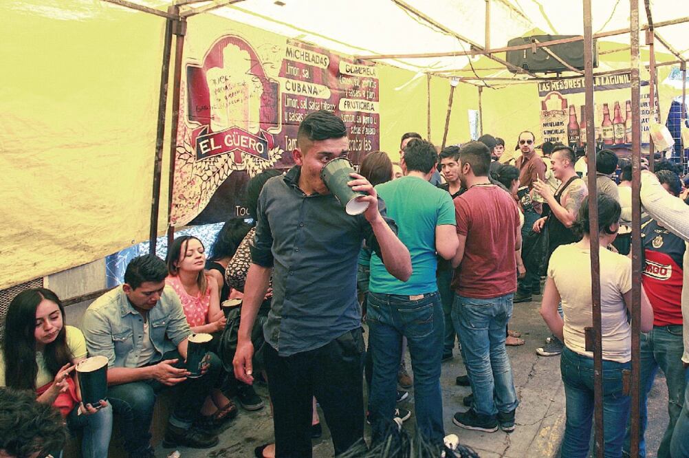 En un recorrido realizado por EL UNIVERSAL se contabilizaron 47 puestos en el tianguis de la Lagunilla y Tepito. En estos lugares se venden bebidas alcohólicas a menores de edad (ADRIÁN HERNÁNDEZ. EL UNIVERSAL)