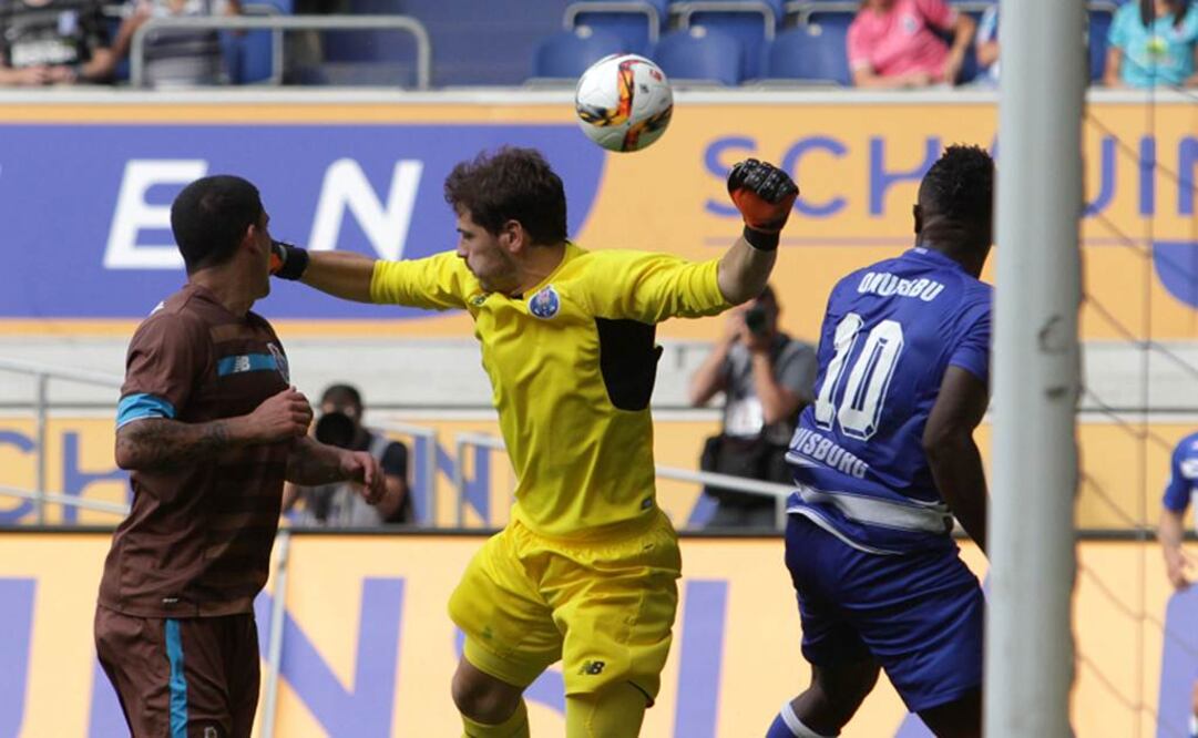 Iker Casillas en su primer partido con el Porto. AP