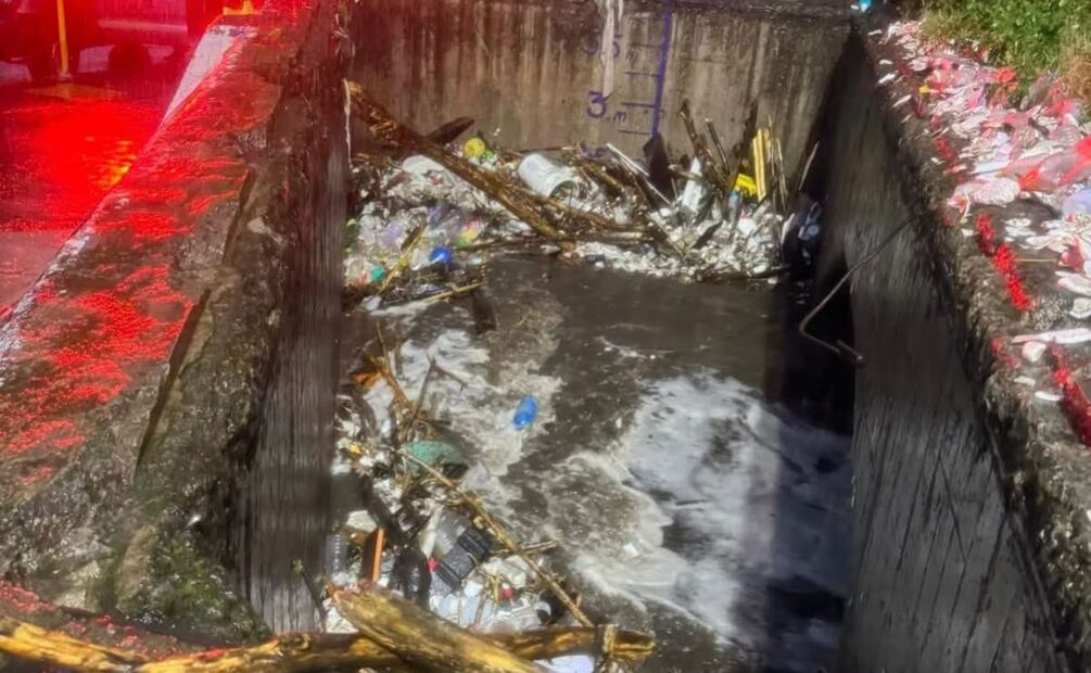 La Secretaría informó que luego de retirar la basura y troncos acumulados en el cauce, el nivel del agua disminuyó. Foto: Especial