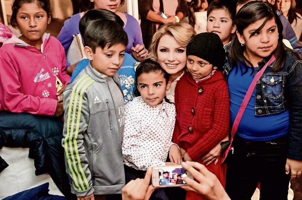 Angélica Rivera de Peña asistió ayer a la grabación del tema musical para la llegada del papa Francisco a México, acompañada por pacientes del Hospital Infantil de México Federico Gómez (NOTIMEX)