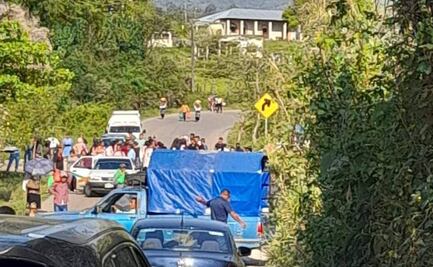 Indígenas tzeltales mantienen bloqueo carretero en Chiapas; retienen a agentes de la Policía Municipal