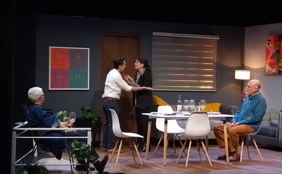 Los actores Sofía Álvarez, Marco Treviño, Paula Watson e Ignacio Riva Palacio, llevaron al público por esta divertida reflexión, a través de una mirada a una familia disfuncional.
Sughey Baños/EL UNIVERSAL