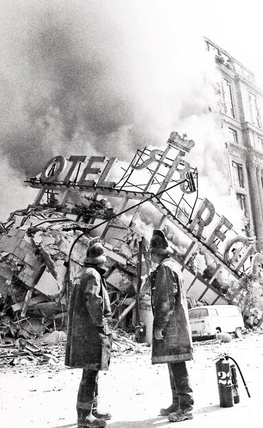 El hotel Regis, que para el momento del terremoto tenía 71 años desde su edificación, se vino abajo con turistas y personajes importantes todavía en su interior. Como remate, el inmueble sufrió un feroz incendio, provocado por las fugas de gas. Foto: Archivo EL UNIVERSAL.