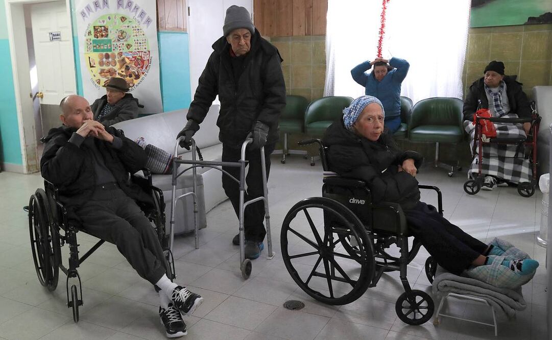 En Ciudad Juárez, México, adultos mayores estadounidenses y mexicanos enfrentan el abandono en asilos durante la Navidad, debido a altos costos en EE.UU. y la falta de infraestructura familiar. (21/12/24) Foto: EFE