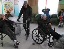 Abandonan a adultos mayores de EU en asilos de Ciudad Juárez; pasan Navidad en soledad