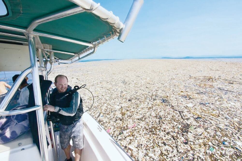La fotógrafa británica Caroline Power registró hace unos días uno de los más graves escenarios de contaminación y deterioro ambiental de Centroamérica: el mar de basura en el Caribe. (CORTESÍA CAROLINE POWER)