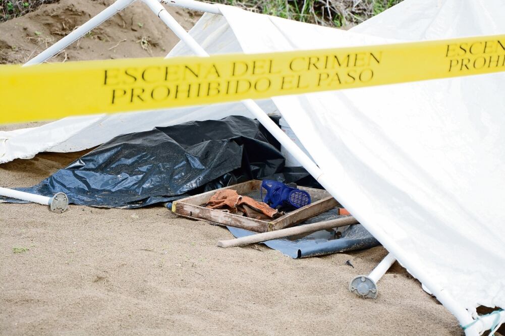 Mientras autoridades decidieron suspender la búsqueda en la fosa de Colinas de Santa Fe (en la imagen), ayer informaron que en la comunidad de Arbolillo, en el municipio de Alvarado, se presume de la existencia de más cuerpos (PATRICIA MORALES)