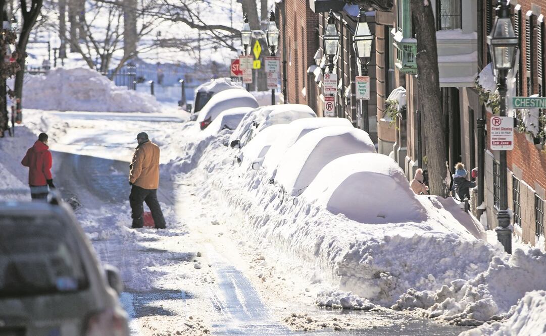 Autos cubiertos de nieve por el paso del ciclón bomba en Boston. Foto: Scott Eisen. AFP