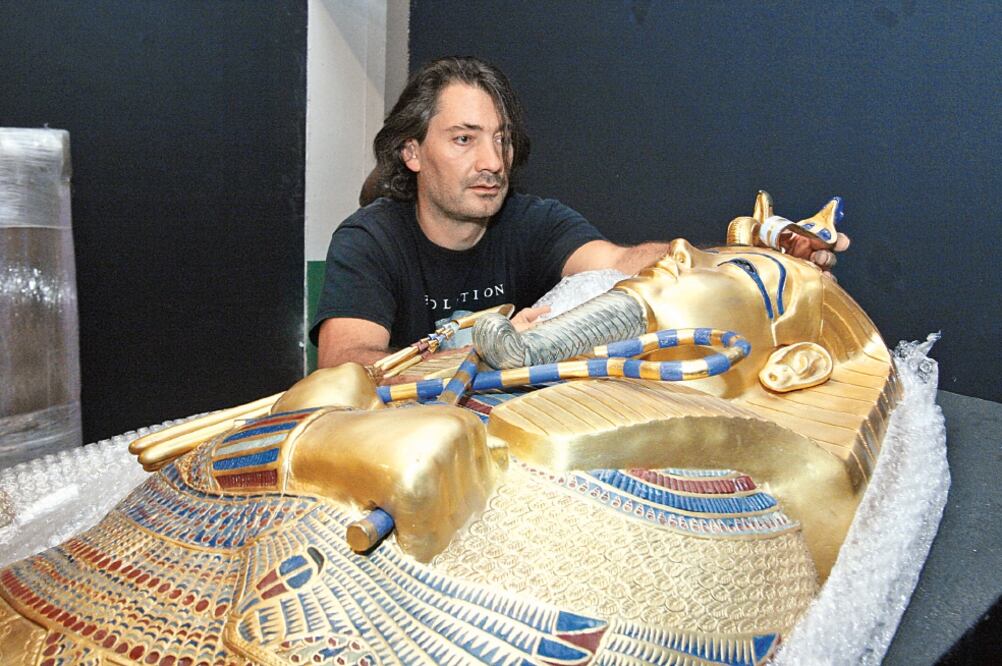 Se pueden ver réplicas de la máscara funeraria y el sarcófago; así como joyas, vasos, un trono, entre otras piezas (OMAR CONTRERAS)