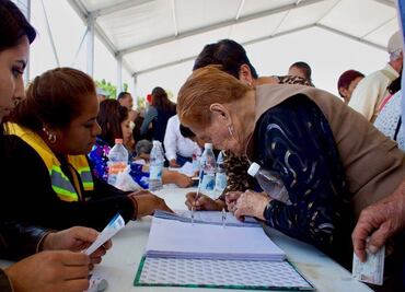 Neza entrega apoyos a más de mil damnificados por sismos